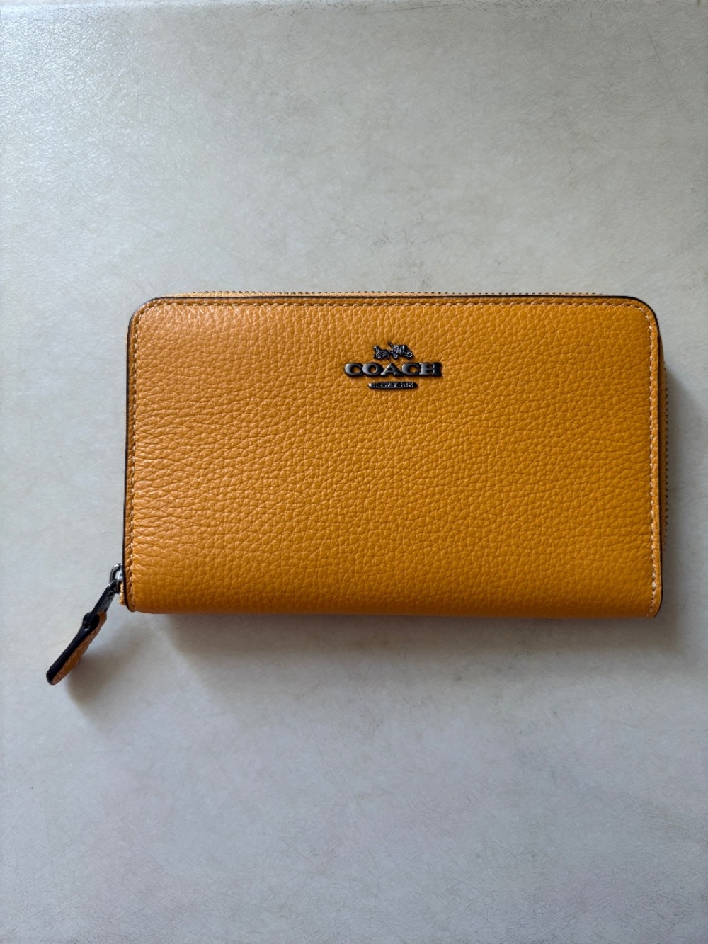 NEW RARE COACH PEBBLE ZIP ID WALLET IN TURMERIC  NWT